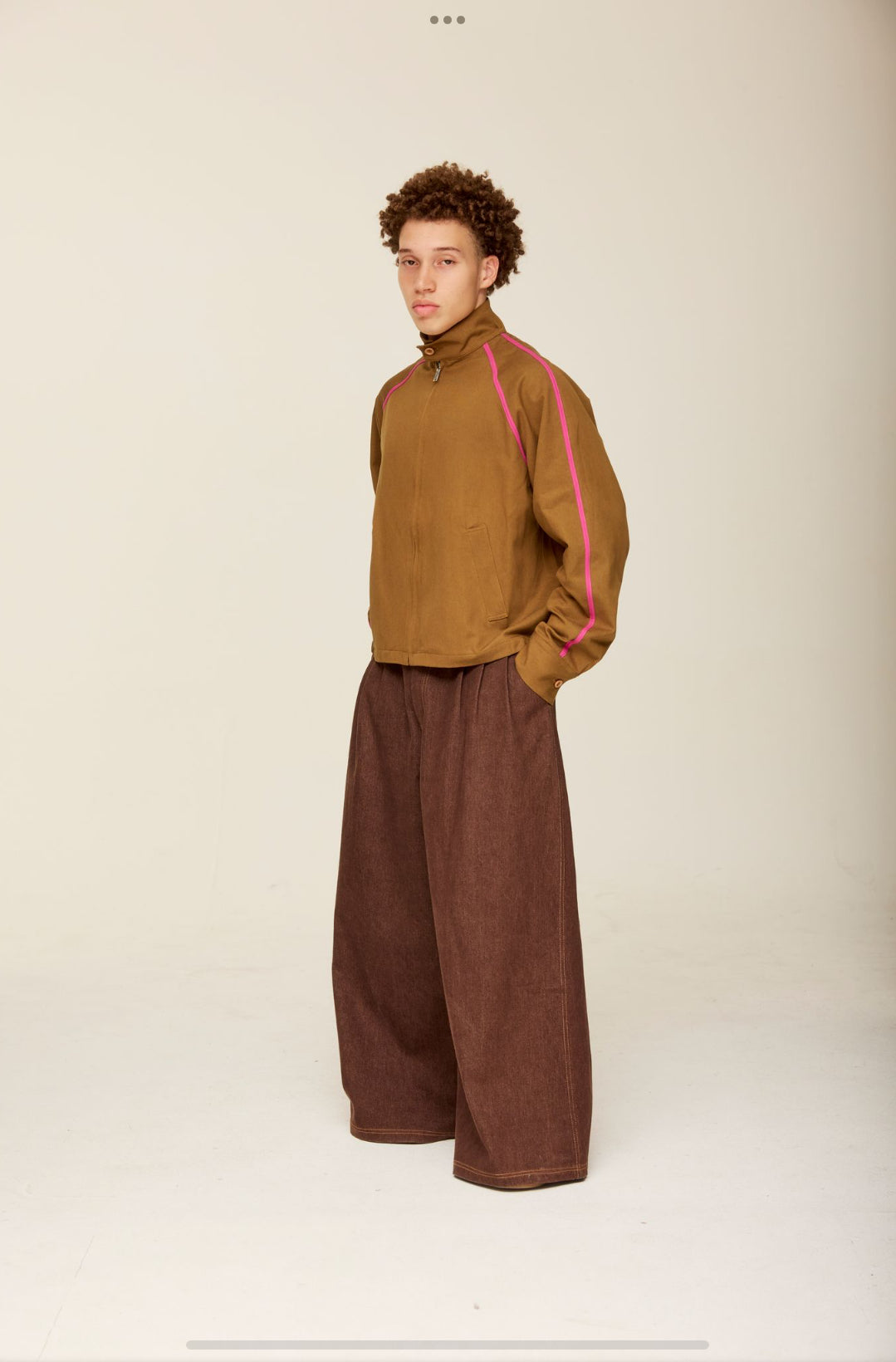 PLEATED BAGGY DENIM JEAN IN CAROB BROWN