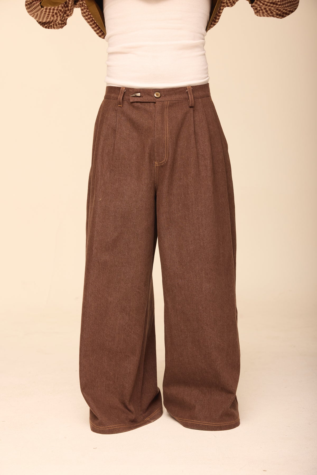 PLEATED BAGGY DENIM JEAN IN CAROB BROWN