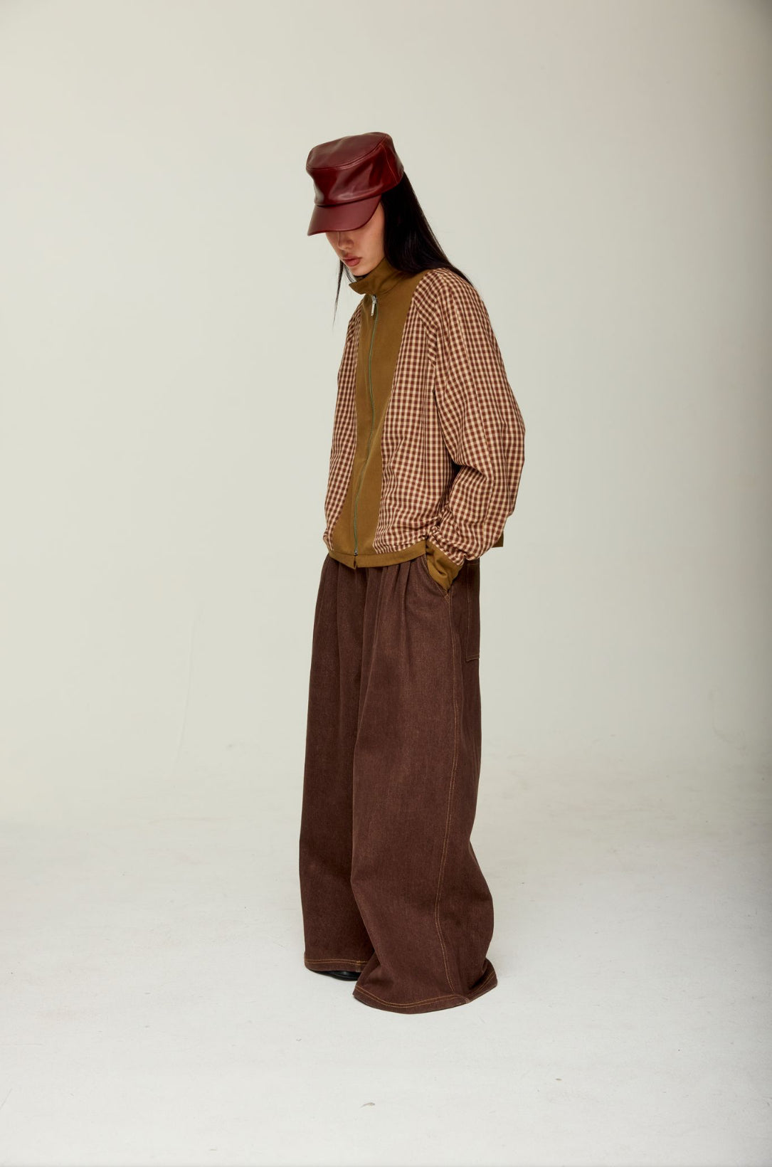 PLEATED BAGGY DENIM JEAN IN CAROB BROWN