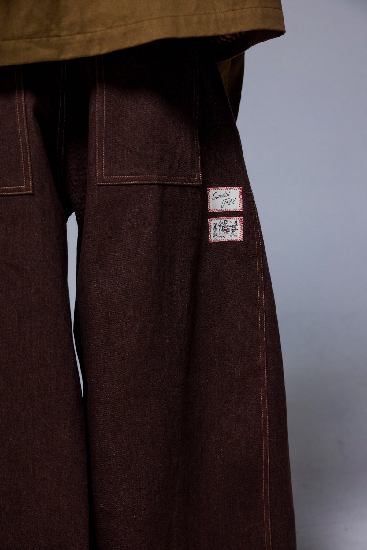 PLEATED BAGGY DENIM JEAN IN CAROB BROWN