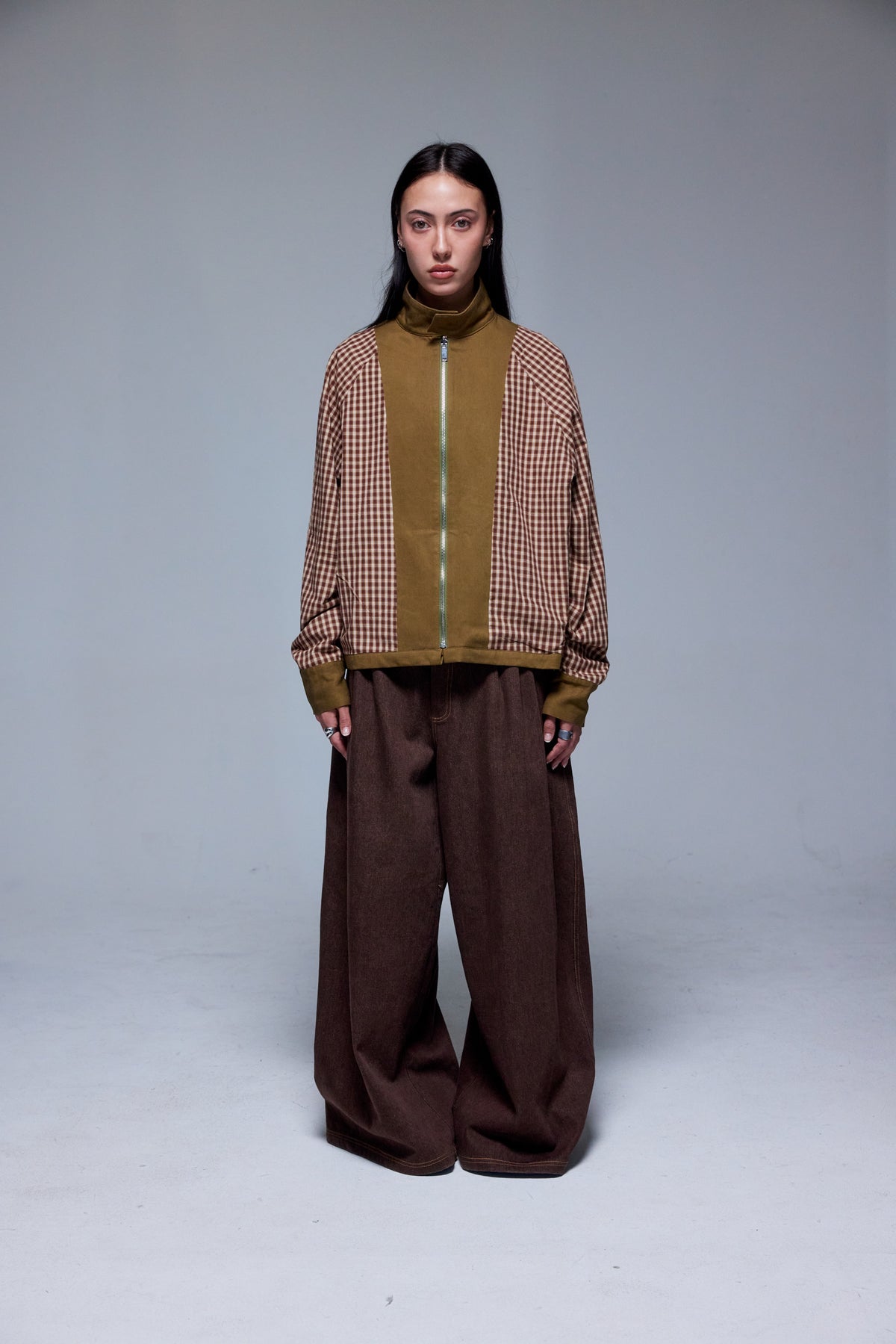 PLEATED BAGGY DENIM JEAN IN CAROB BROWN