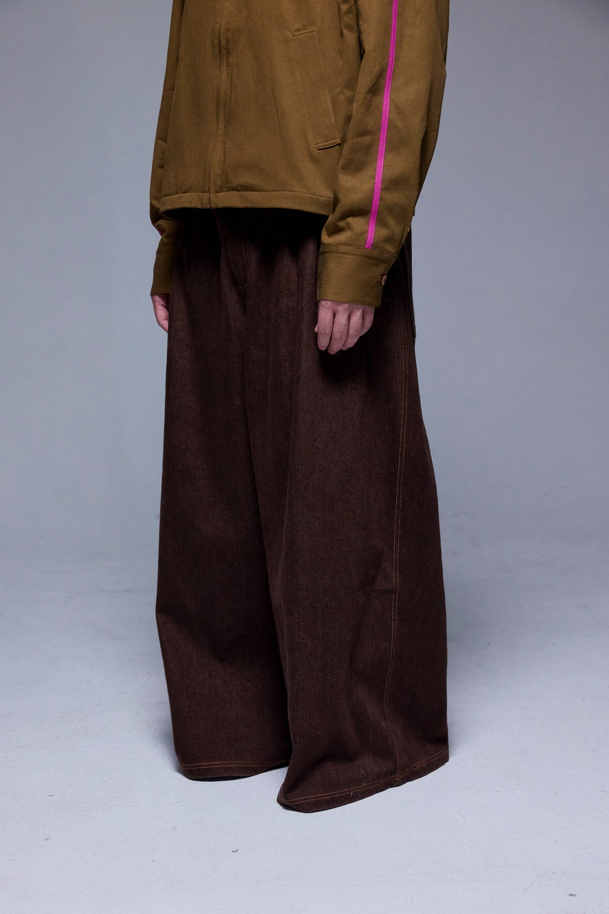 PLEATED BAGGY DENIM JEAN IN CAROB BROWN