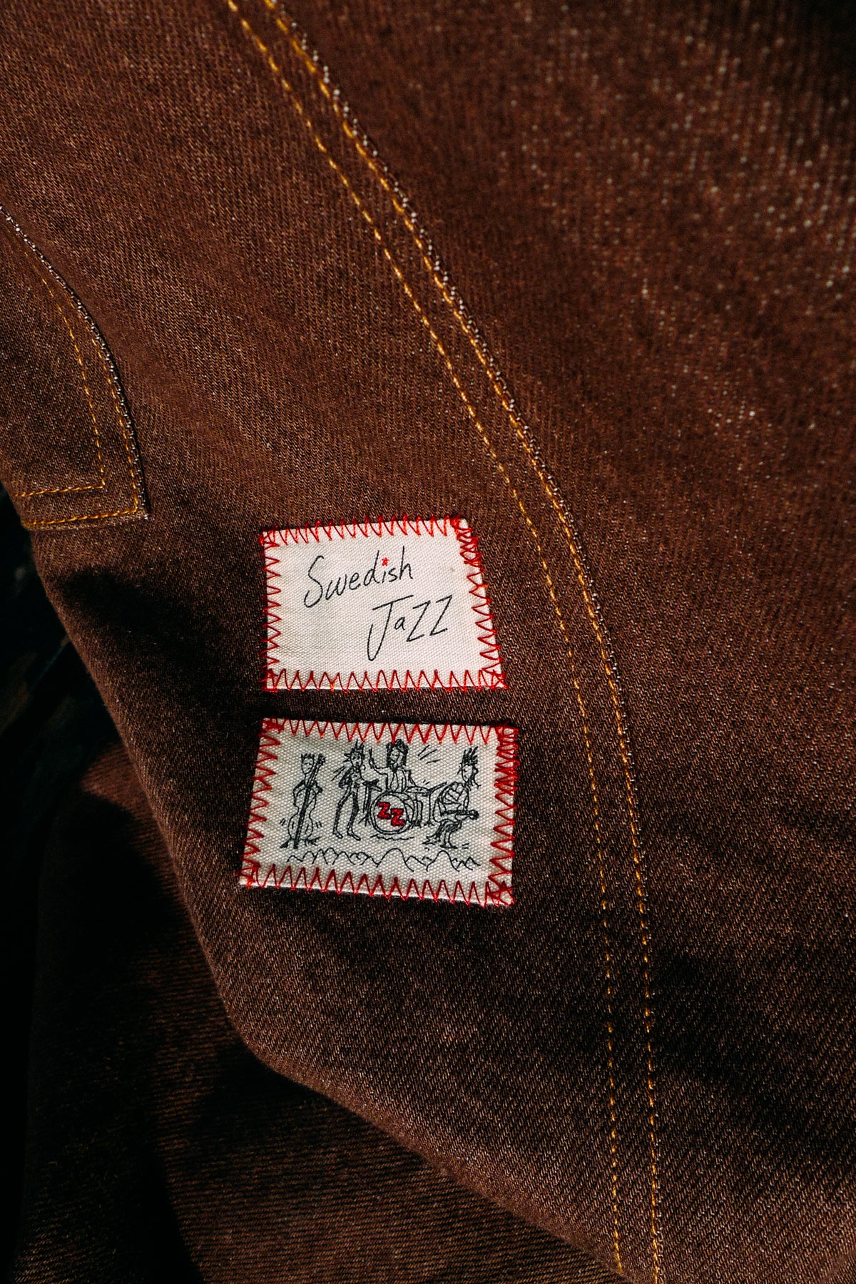 PLEATED BAGGY DENIM JEAN IN CAROB BROWN